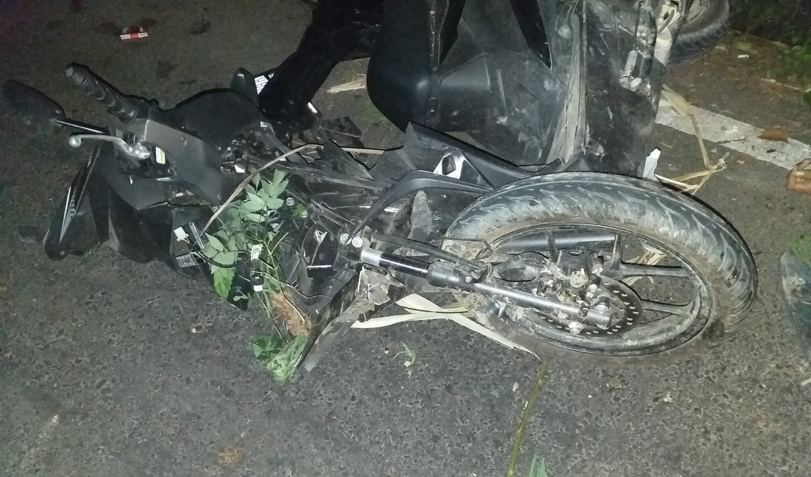 Kondisi Honda Beat ringsek setelah kecelakaan di Gianyar, Bali, Rabu 8 November 2023.
