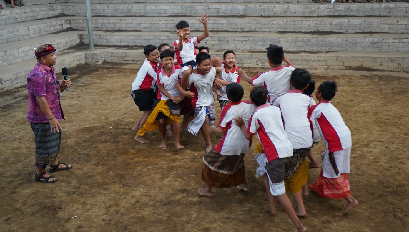 Permainan tradisional mejaran-jaranan di Banyuning, Kabupaten Buleleng, Bali.
