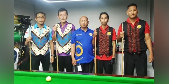 Edi Wirawan &lsquo;Kingkong&rsquo; dan Kadek Sugiarta &lsquo;Patkay&rsquo; (kostum merah-hitam) sebelum babak final ganda snooker babak kualifikasi PON 2023 di Jakarta melawan ganda Jawa Tengah.