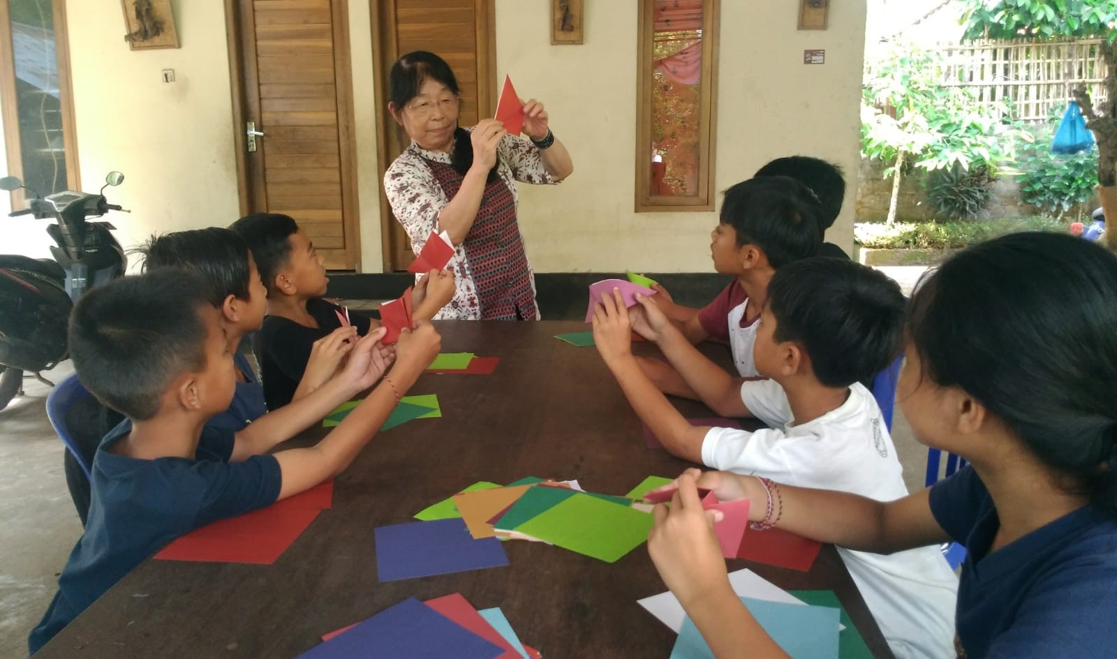 Kegiatan seni melipat kertas (origami) oleh relawan budaya asal Jepang di Pondok Literasi Sabih, Desa Pedawa, Kecamatan Banjar, Buleleng, Bali.
