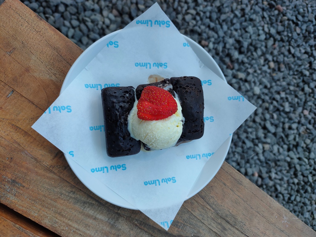 BROWNIES: Brownies coklat Satu Lima Caf&eacute; memiliki tekstur lembut dan rendah gula. Cocok untuk menikmati &ldquo;rasa yang pernah ada&rdquo;.