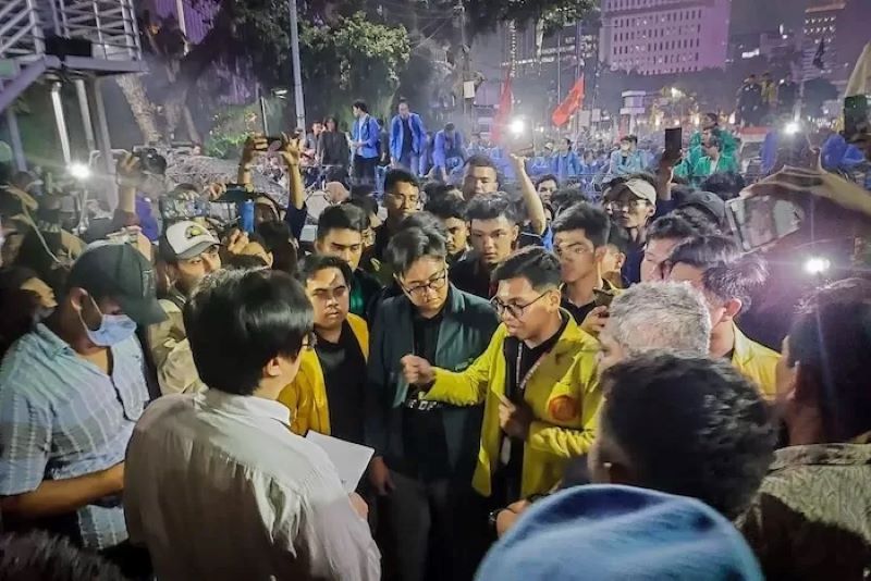 Ketua BEM UI Melki Sadek Huang ngaku diintimidasi aparat keamanan usai kritik putusan MK.