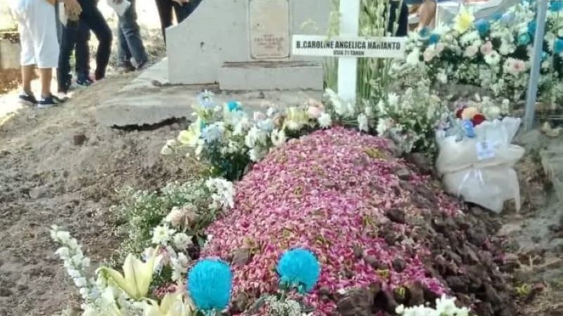 Jenazah Mahasiswi FKH Unair, Caroline Angelica dimakamkan di Pemakaman Tionghoa, Lereng Gunung Klotok, Kediri, Jawa Timur, Rabu (8/11).