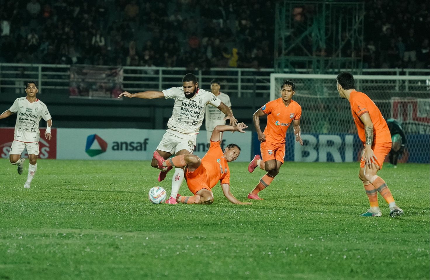Pertemuan Bali United (putih) dengan Borneo FC di putaran pertama lalu di Stadion Segiri.&nbsp;