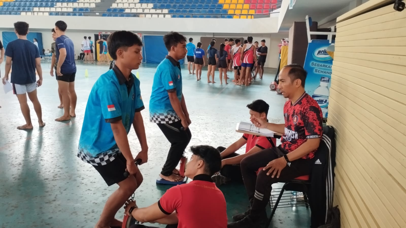 Para atlet Buleleng saat mengikuti tes fisik tahap I di GOR Undiksha Jinengdalem, Jumat 10 November 2023.