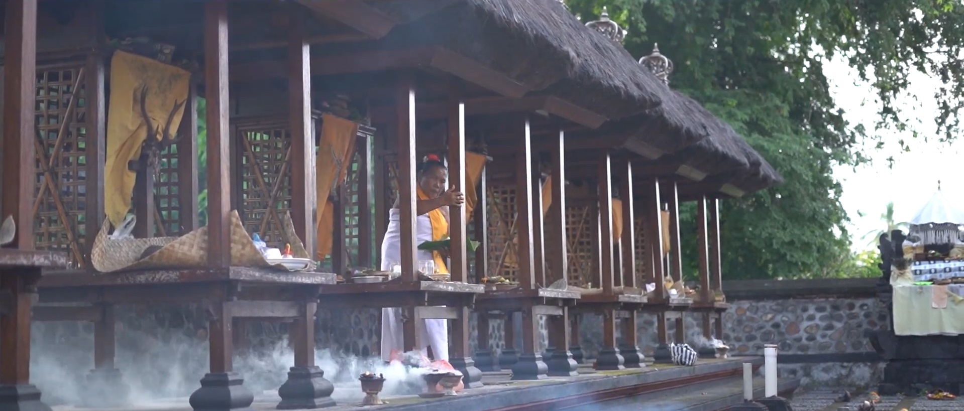 TUGAS: Prawayah memiliki tugas khusus dalam kaitannya dengan pelaksanaan upacara panca yadnya seperti dewa yadnya, manusa yadnya, rsi yadnya dan butha yadnya di Desa Adat Timbrah, Karangasem.