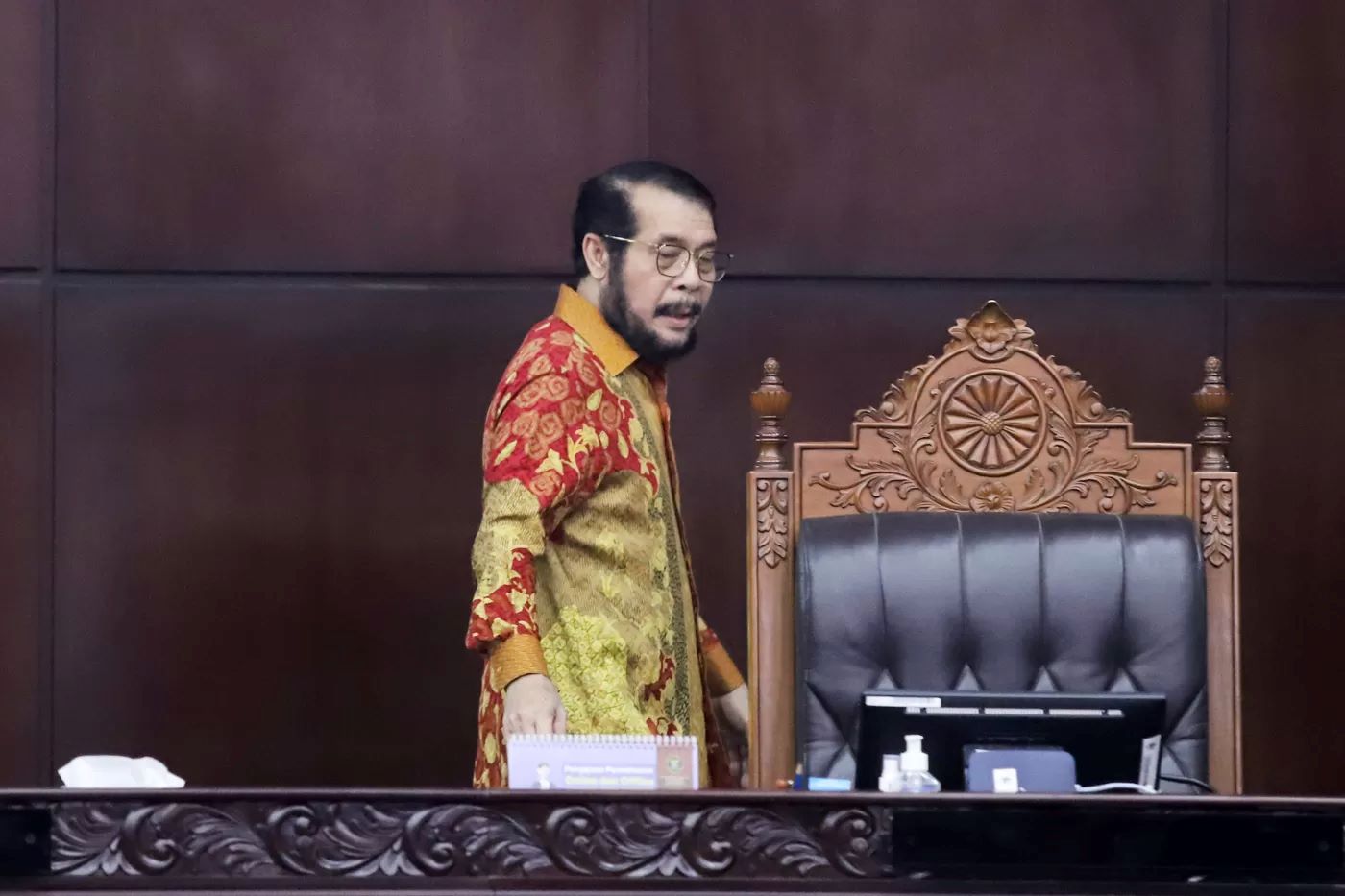 Mantan Ketua MK Anwar Usman didesak mundur dari hakim MK paska putusan pelanggaran etik berat.
