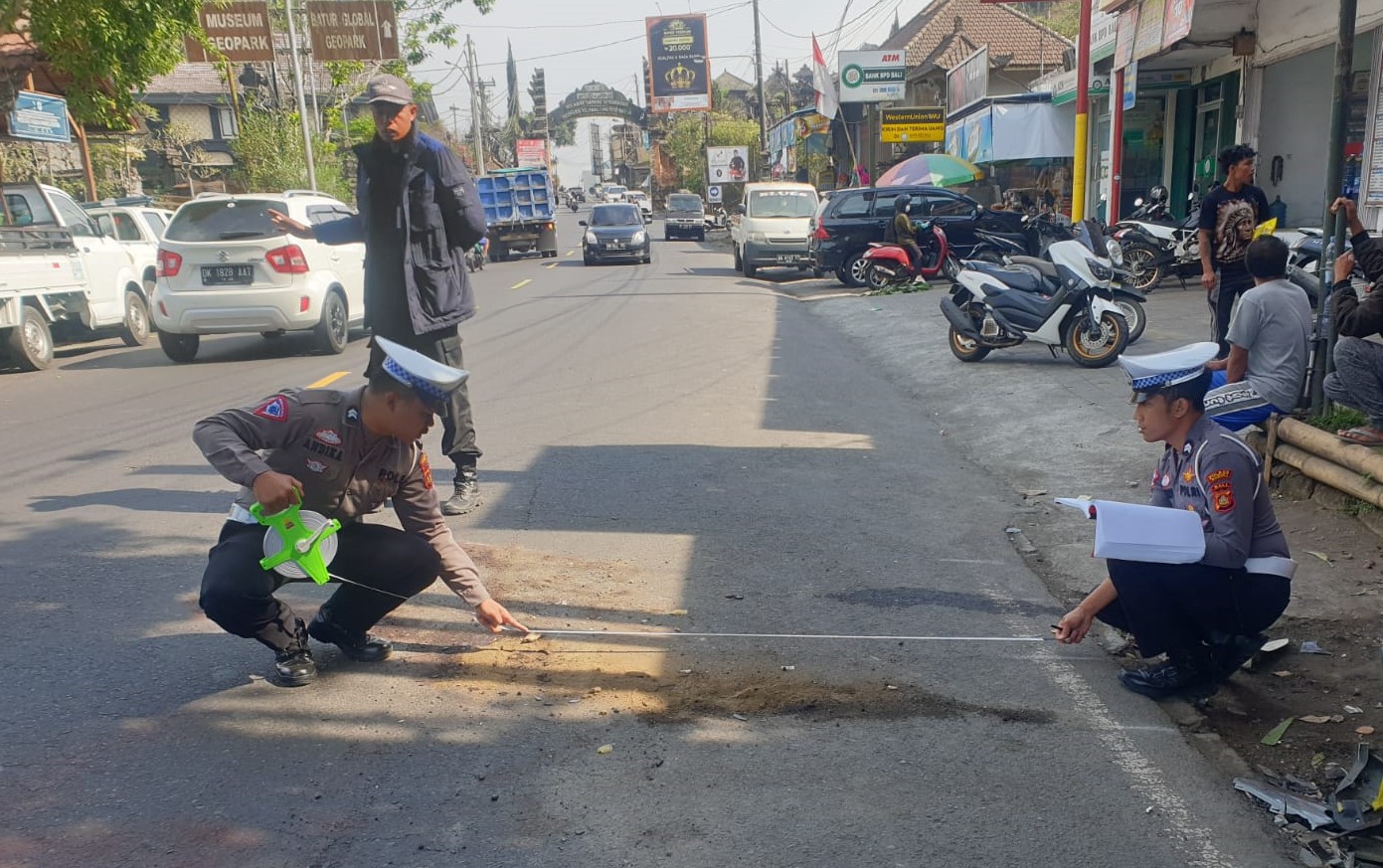 Polisi olah TKP kecelakaan di Jalan Raya Penelokan, Kecamatan Kintamani, Bangli, Bali Jumat, 10 November 2023.