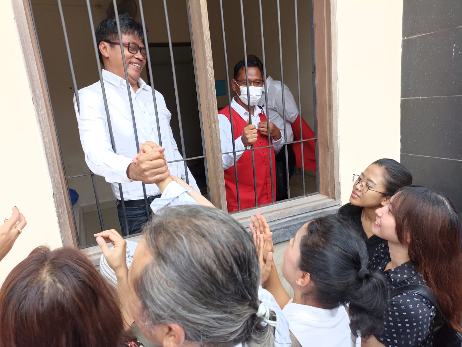 Tiga orang terdakwa kasus dugaan korupsi dana SPI Unud menanti sidang di Pengadilan Tipikor, Denpasar.
