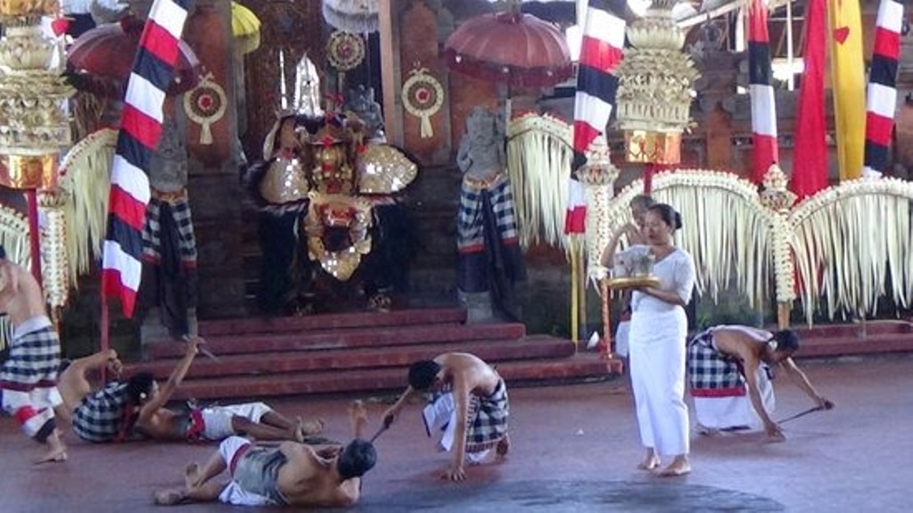 TARI BARONG: Salah satu pementasan barong di Barong and Keris Dance Uma Dewi, Jalan Waribang, Kesiman, Denpasar.