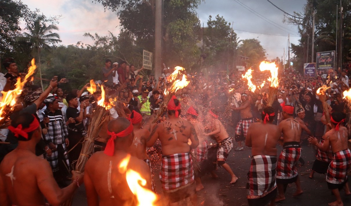 Krama Desa Adat Duda, Kecamatan Selat, Karangasem, Bali melaksanakan tradisi siat api  Minggu 19 Februari 2023.