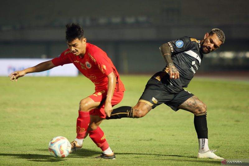 Pesepak bola Persija Jakarta Witan Sulaeman (kiri) resmi dipinjamkan hingga akhir musim ini.