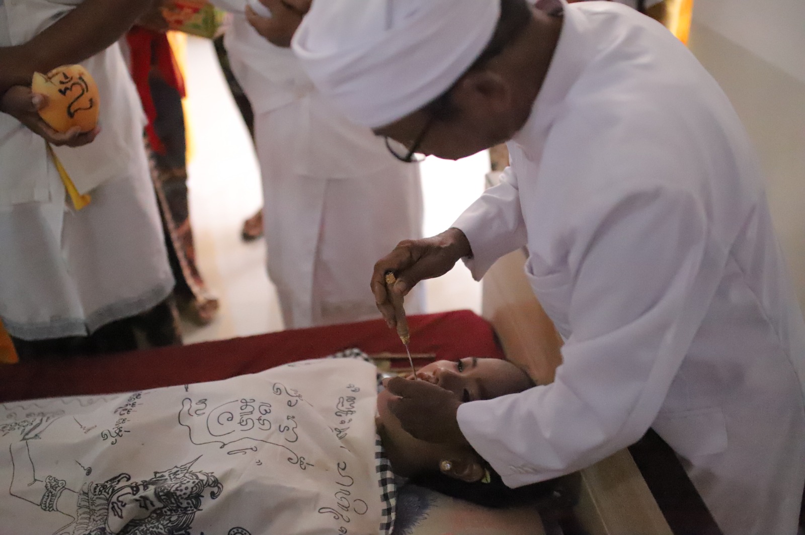 METATAH: Tradisi metatah di Bali biasanya memakai perhitungan ala ayuning dewasa. Cara menentukan hari baik dapat dipelajari dari Lontar Wariga Catur Winasa Sari.