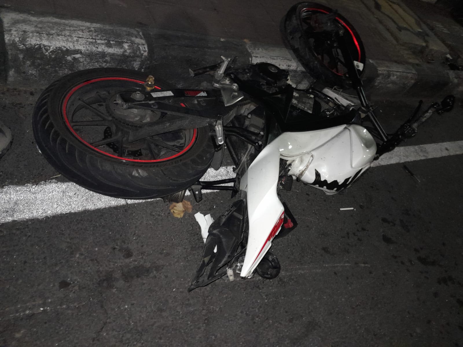 Motor korban tabrakan di Simpang Sunset Road, Kuta, Bali rusak parah, Sabtu (11/11) dini hari.