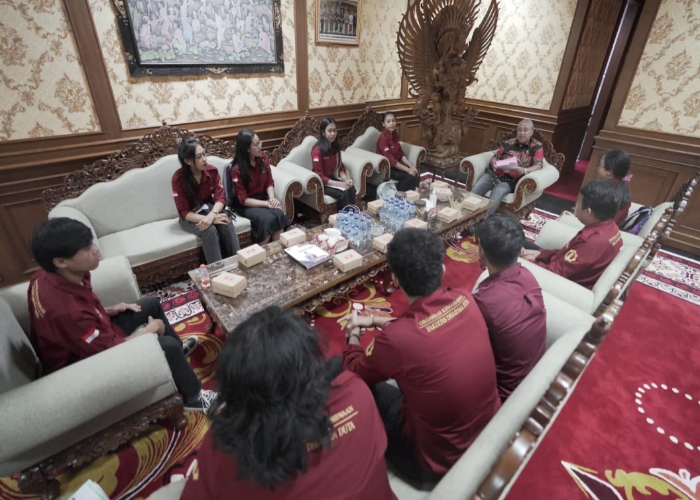 AUDIENSI: Ketua DPRD Badung Putu Parwata saat menerima audiednsi dari Badan Perwakilan Mahasiswa (BPM) Fakultas Dharma Duta Universitas Hindu Negeri I Gusti Bagus Sugriwa Denpasar, di ruangan kerjanya