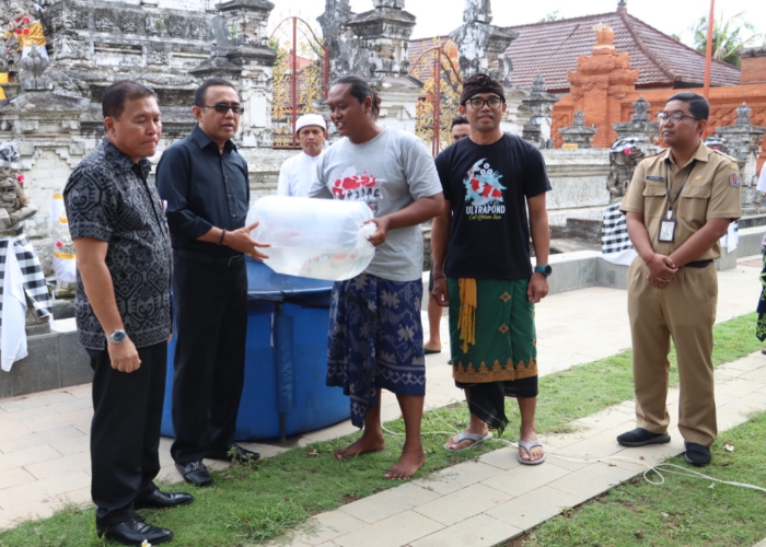 Teks Foto : Walikota Denpasar, I Gusti Ngurah Jaya Negara bersama dua komunitas Koi Bali melepas Ikan Koi di kolam Pura Agung Jagatnatha, Senin (13/11).