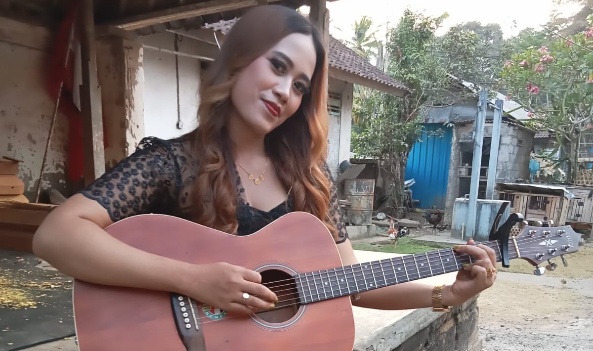 Desak Ina ketika syuting video klip single &lsquo;Semangat Sayang&rsquo; yang diambil dari pengalaman pribadi.