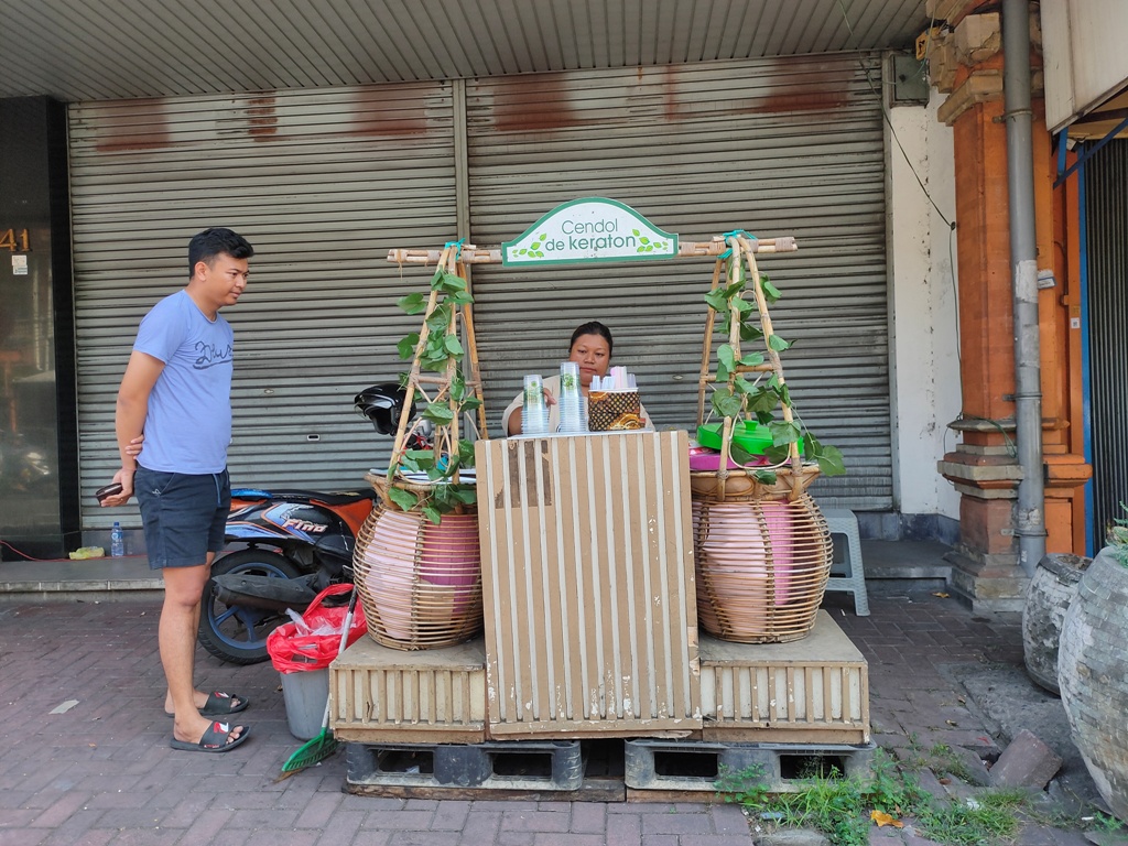 ES CENDOL: Es cendol keraton yang dijual di Jalan Wahidin, Denpasar menggunakan bahan alami daun suji dan gula merah sehingga memiliki rasa yang unik.