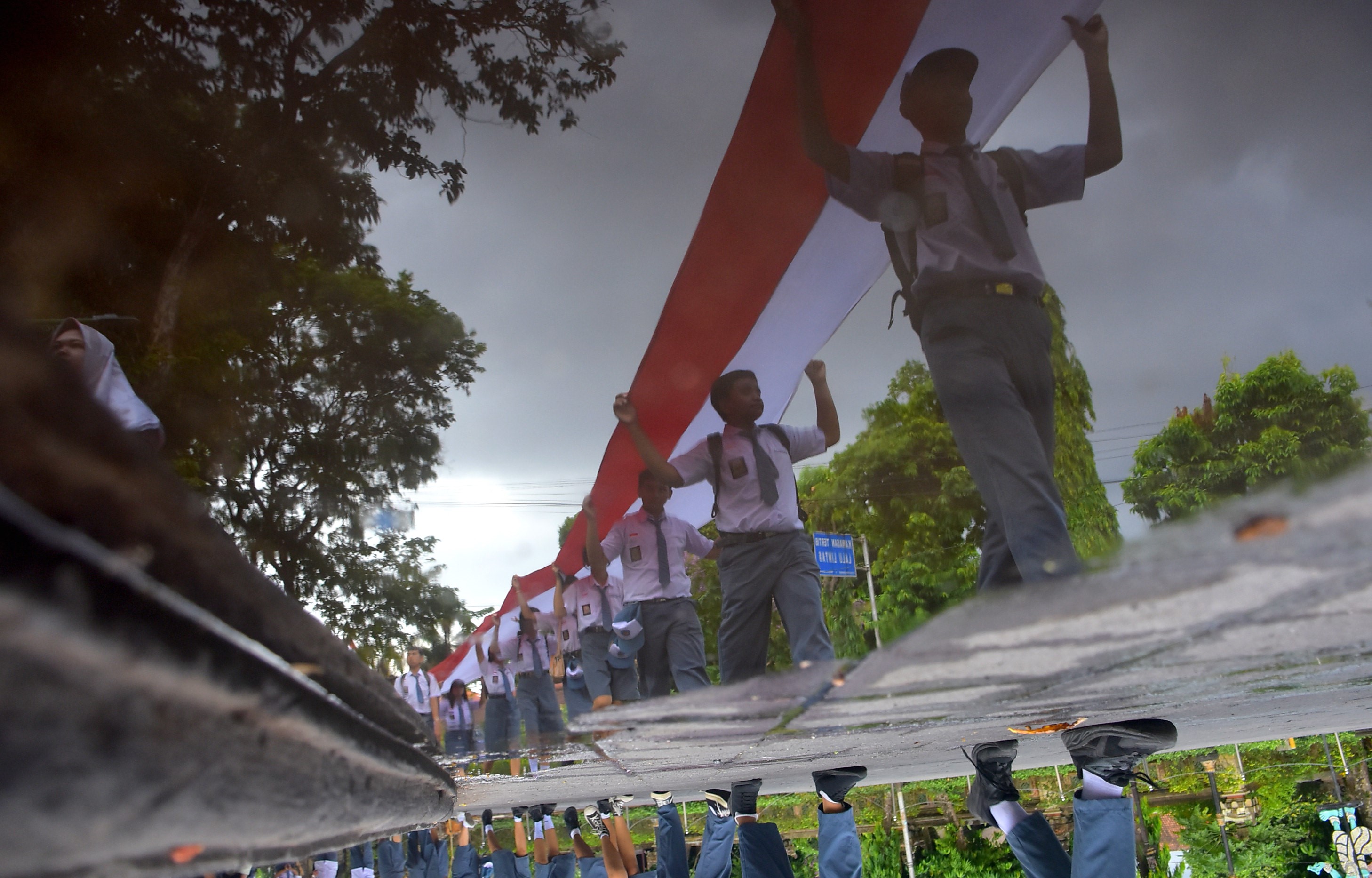 Kirab Merah Putih sepanjang 1.001 meter di Kota Denpasar, Bali, Minggu 12 November 2023.