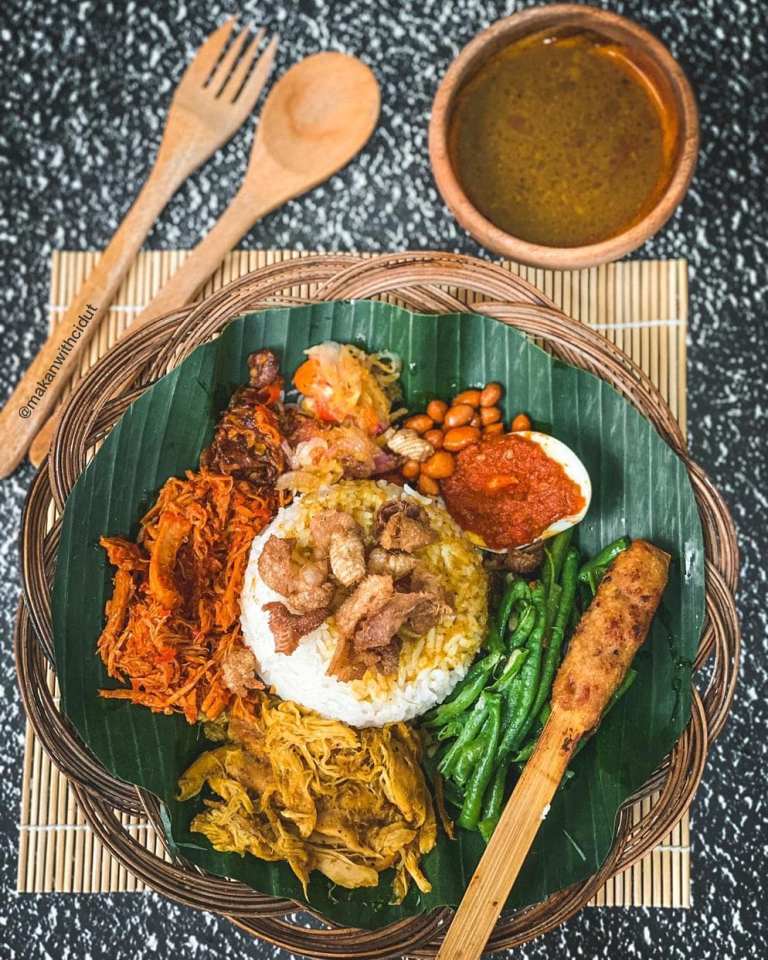 KULINER: Sebagai destinasi favorit wisatawan lokal maupun mancanegara, Bali memiliki berbagai jenis kuliner favorit. Ini Rekomendasi kuliner yang patut dicoba saat ke Pulau Dewata.