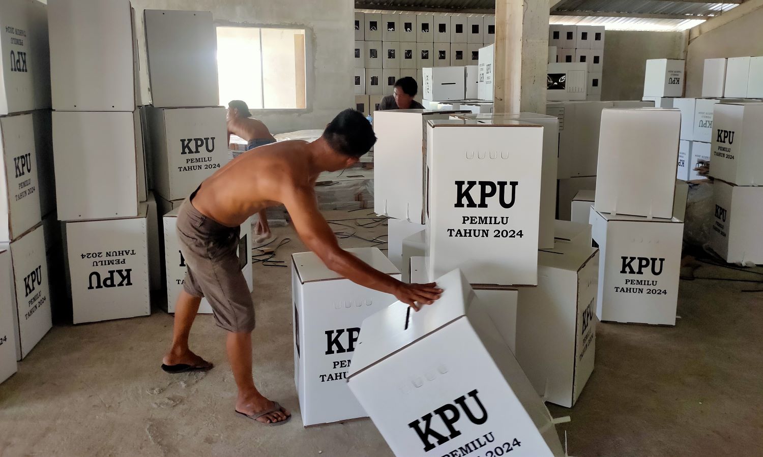 Pekerja borongan sedang melakukan perakitan kotak suara di gudang logistik KPU Buleleng.