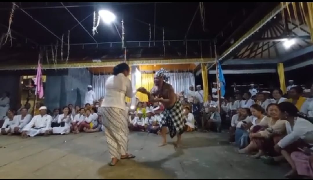 RITUAL: Sesuai tradisi dan keyakinan yang dianut di Bali, pementasan tari Gandrung Desa Adat Kekeran, Busungbiu diawali dengan rangkaian ritual dengan memakai sesaji yang memiliki makna tertentu.