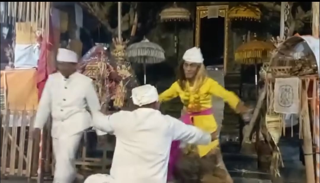 UNIK: Tari Gandrung di Desa Adat Kekeran ditarikan dua pria memakai gelung (mahkota) paku pipid dan memakai kalung terbuat dari buah-buahan.