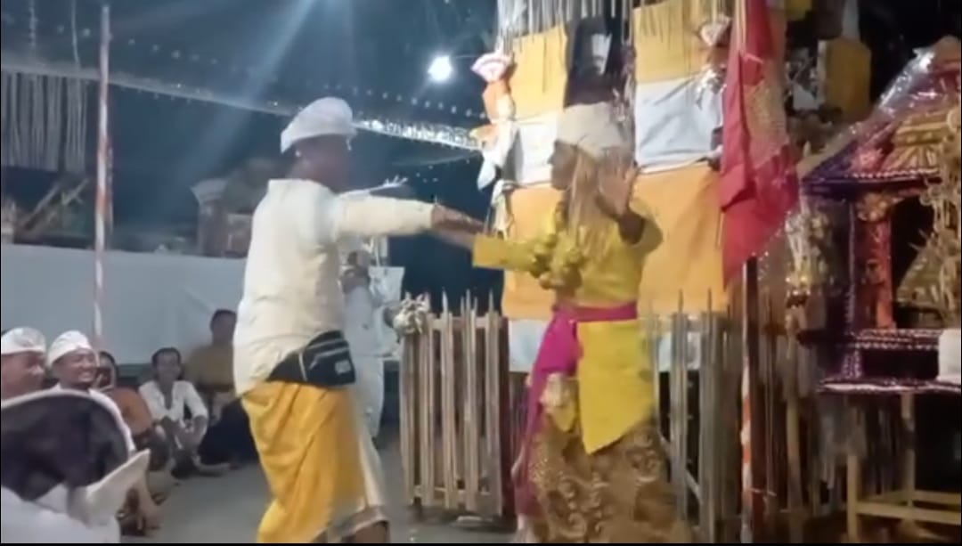 TARI GANDRUNG:  Keberadaan tari Gandrung di Desa Adat Kekeran, Busungbiu yang dipentaskan saat Ngusaba Nini di Pura Puseh Desa Adat Kekeran memiliki sejarah unik.