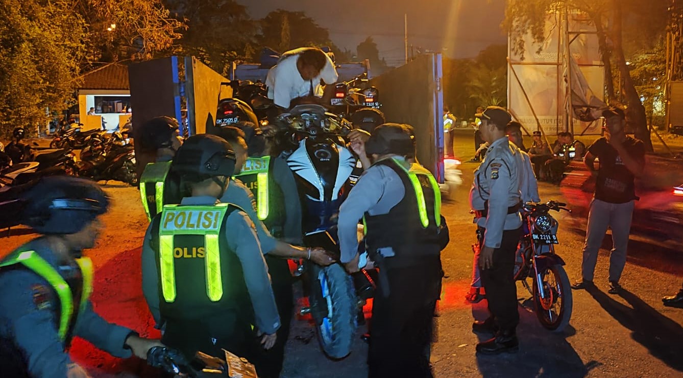 Tim gabungan mengangkut sepeda motor yang ditinggal pemiliknya saat dilakukan penindakan di Serangan, Denpasar, Bali.