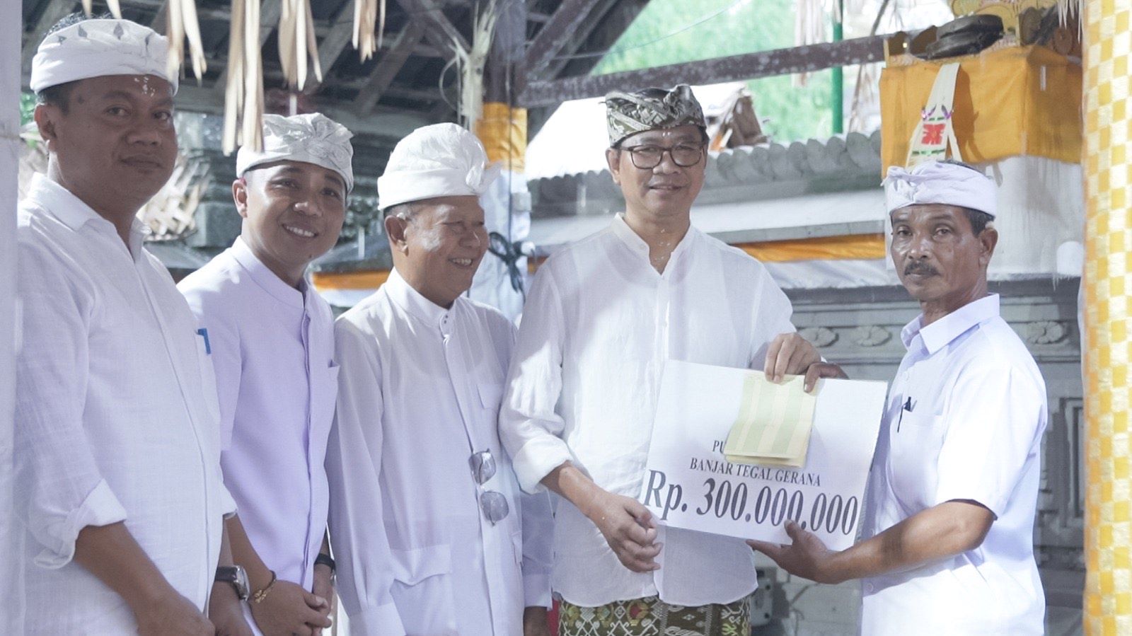 Wakil Bupati Badung I Ketut Suiasa (dua dari kanan) menghadiri Karya Ngenteg Linggih di Pura Merajapati, Banjar Tegal Gerana, Desa Sangeh, Kecamatan Abiansemal, Badung, Bali Minggu, 12 November 2023.