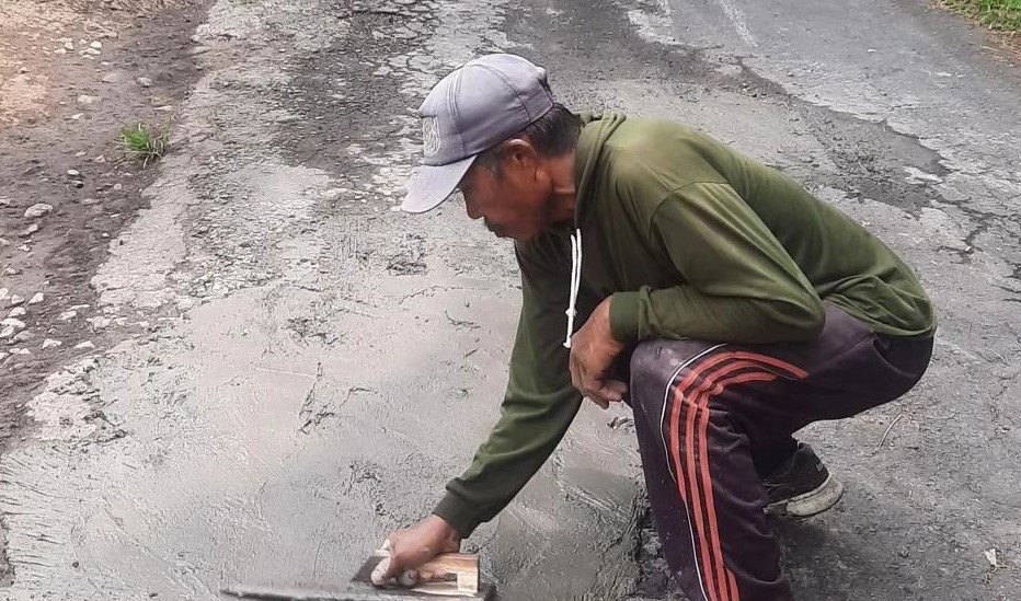 Warga Wisma Kerta, Kecamatan Sidemen, Karangasem, Bali perbaiki Jalan Wangsean-Klungah.