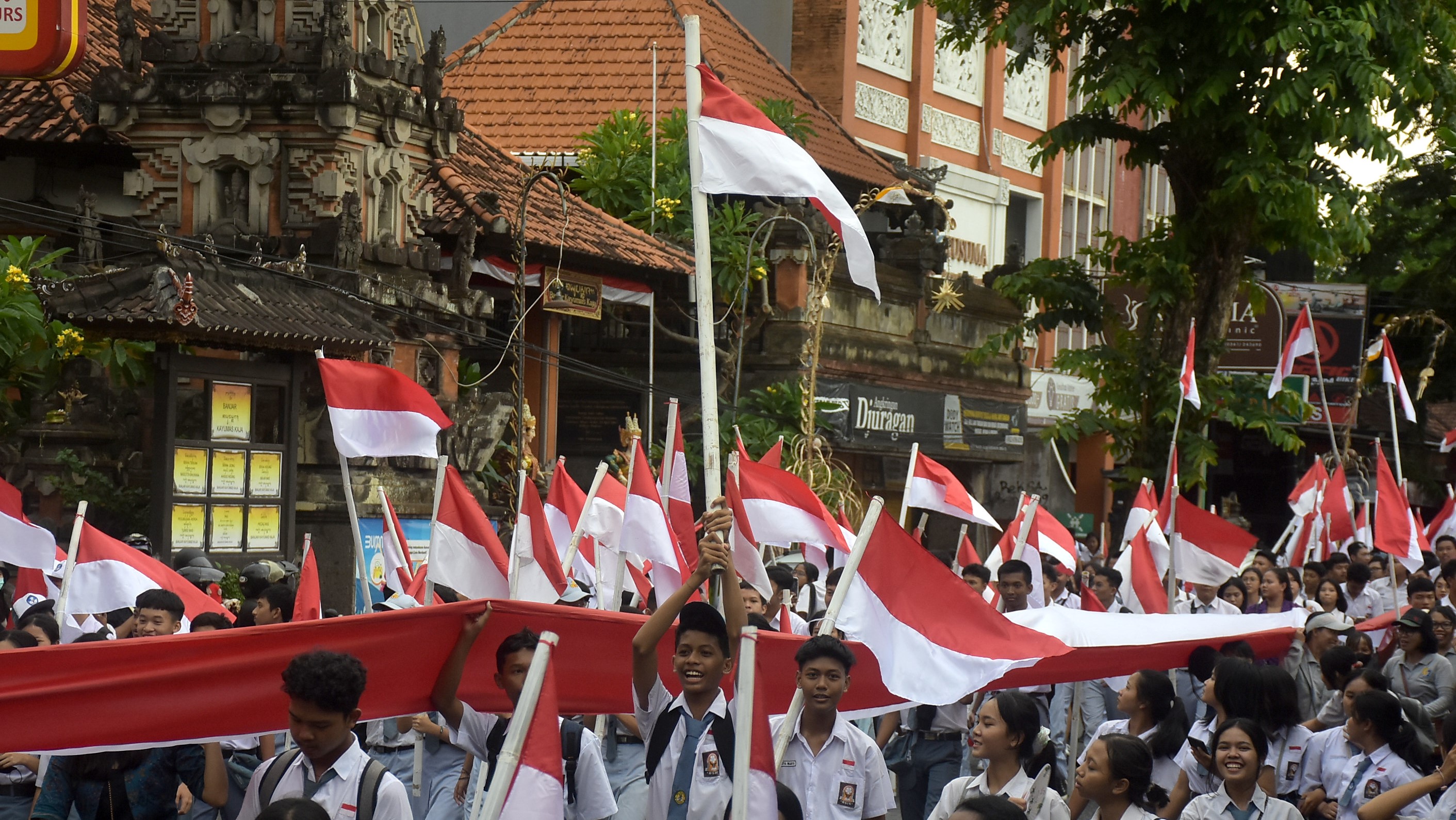 Siswa SMA/SMK terlibat dalam Kirab Merah Putih di Denpasar, Bali, Jumat 12 November 2023.
