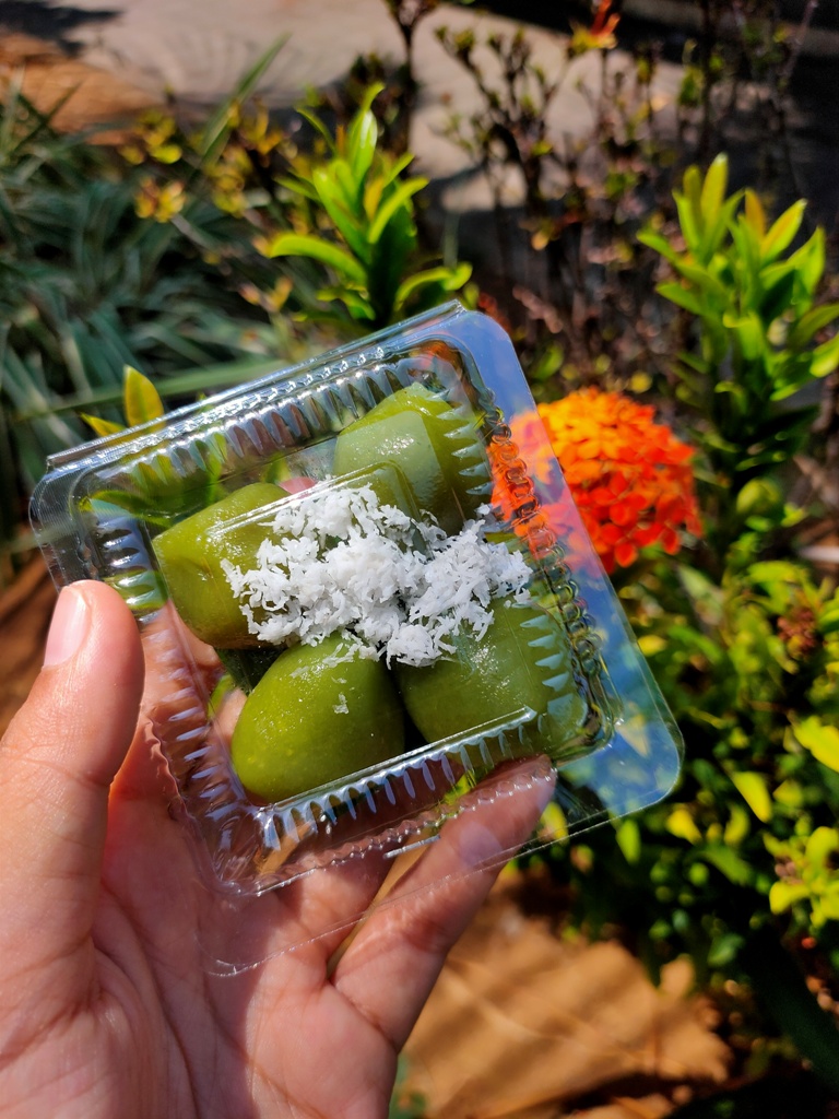 CROT: Jajan klepon terbuat dari beras Bali kerap menjadi sensasi saat dimakan. Selain rasa yang kenyal dan manis, klepon bikin mulut tegang karena &ldquo;crot&rdquo;.