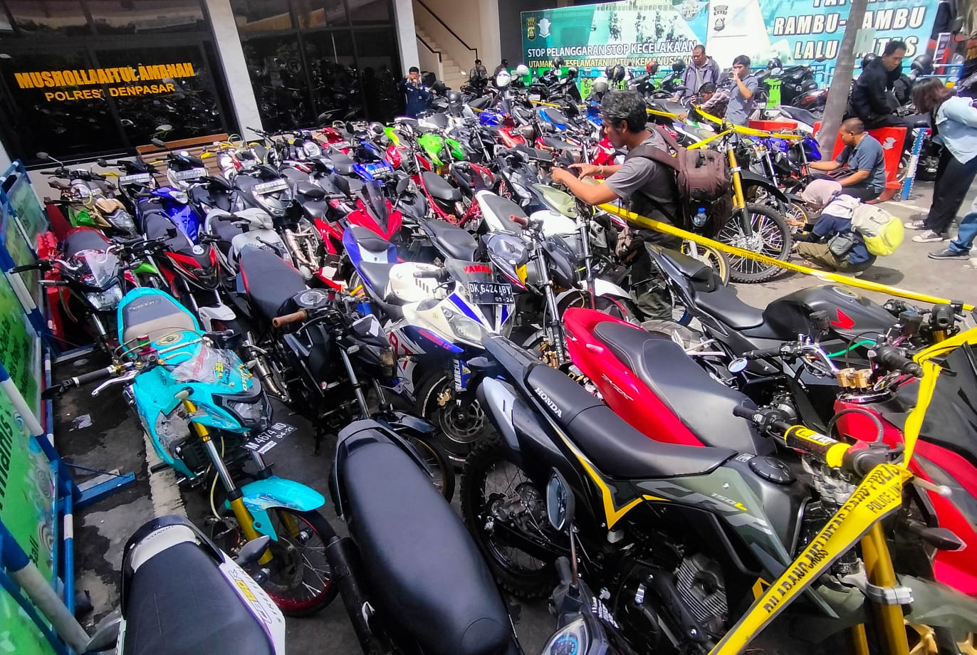 TINDAK: Hasil penindakan ratusan sepeda motor yang hendak speeding alias trek-trekan diamankan di Polresta Denpasar. Bahkan viral speeding tersebut sampai memakan tujuh korban.