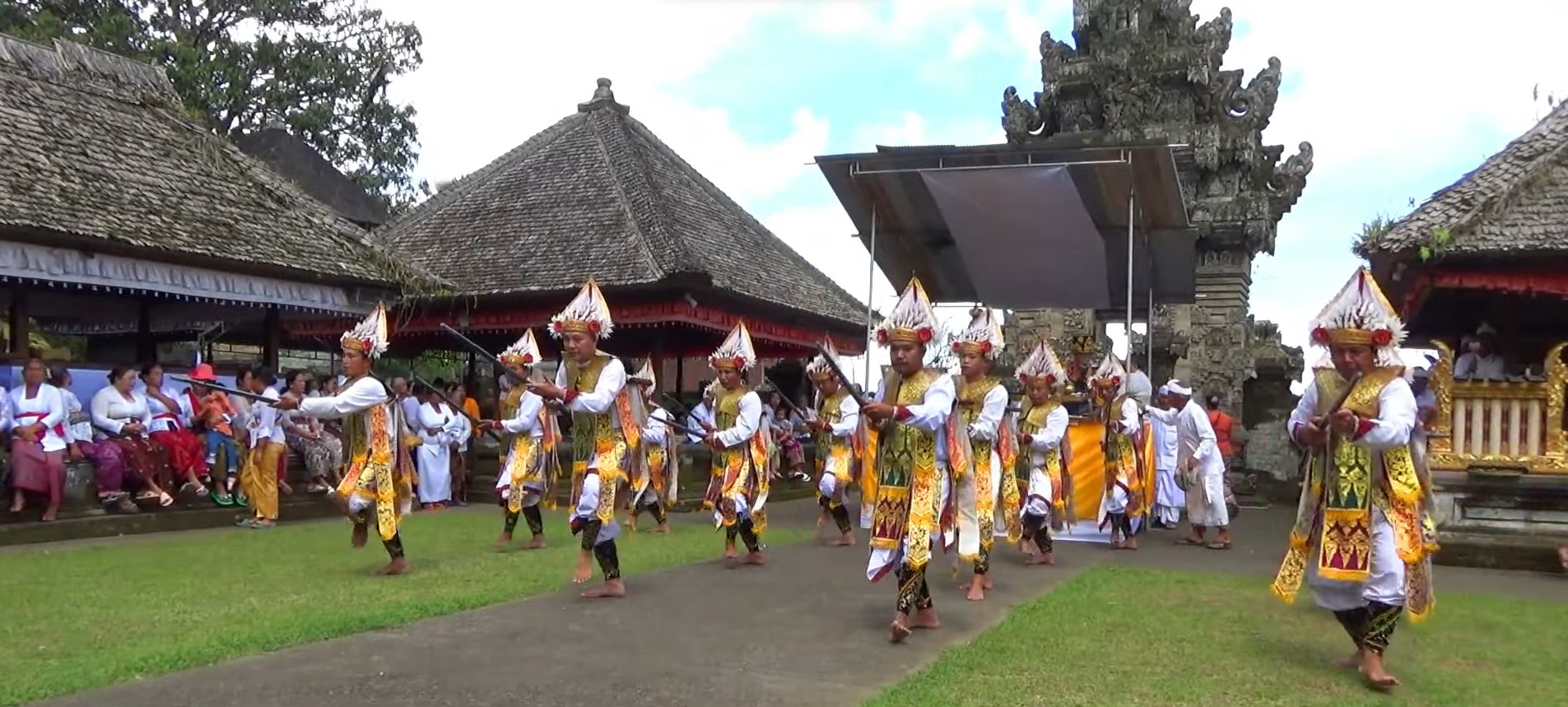TARI BARIS BEDIL: Pementasan tari Baris Bedil dilaksanakan saat upacara di Pura Penataran dan Pura Puseh Desa Adat Penglipuran dalam upaya menjaga kelestarian tiga tari baris sakral yang  dilindungi a