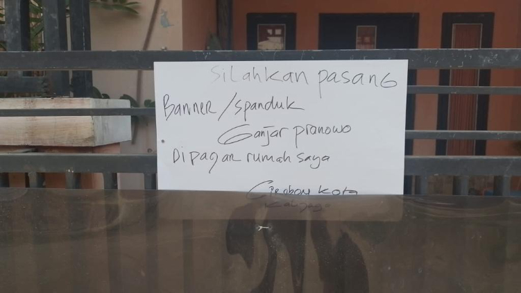 Salah satu foto yang memperlihatkan warga iklas rumahnya dipasangi baliho Ganjar