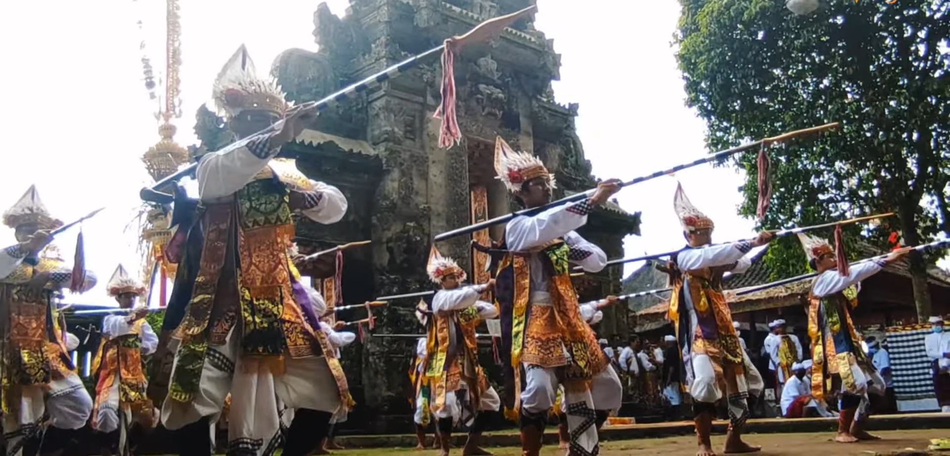 BARIS JOJOR: Tari Baris Jojor di Desa Adat Penglipuran merupakan simbol penghormatan dan pelestarian lingkungan.