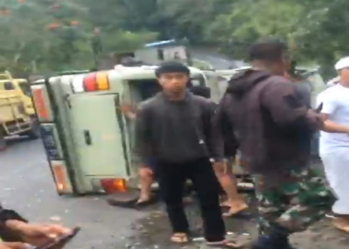 LAKALANTAS: Kecelakaan lalulintas terjadi di wilayah Desa Nongan, Kecamatan Rendang, Karangasem, Kamis (16/11).