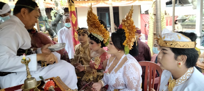 Prosesi  upacara pernikahan sesuai umat Hindu.