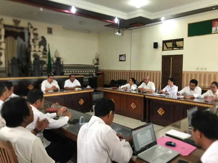 Pelaksanaan rapat yang dilakukan dengan diawali doa.