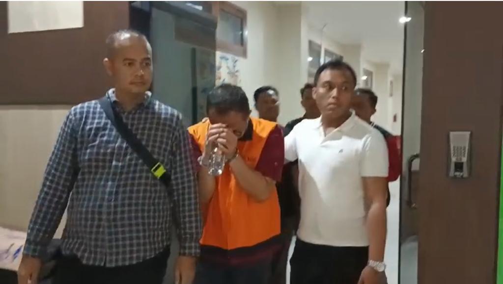 Pegawai Imigrasi Bali, HS dibawa ke LP Kerobokan kasus gratifikasi penyalahgunaan fast track di Bandara Ngurah Rai, Rabu malam (15/11).