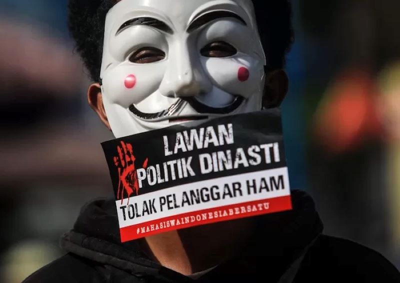 Salah satu mahasiwa yang ikut dalam dialog "Mimbar Bebas Mahasiswa Bersama Rakyat Selamatkan Demokrasi" di Universitas dr Soetomo (Unitomo) Surabaya, Jawa Timur, Rabu (15/11).