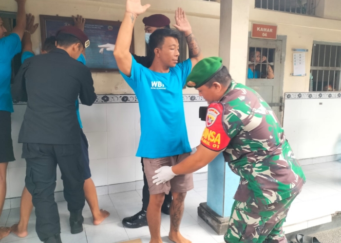 PERIKSA : Petugas gabungan saat melakukan pemeriksaan kamar tahanan dan tes urin di Rutan Kelas IIB Klungkung, Jumat (17/11).