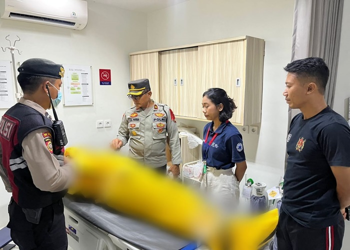 EVAKUASI : Polisi saat mengecek jenazah korban di klinik Nusa Medika, Kamis petang (16/11).