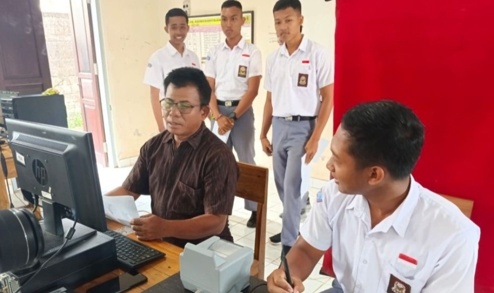 Siswa salah satu sekolah di Tabanan, Bali menjalani perekaman e-KTP.  &nbsp;