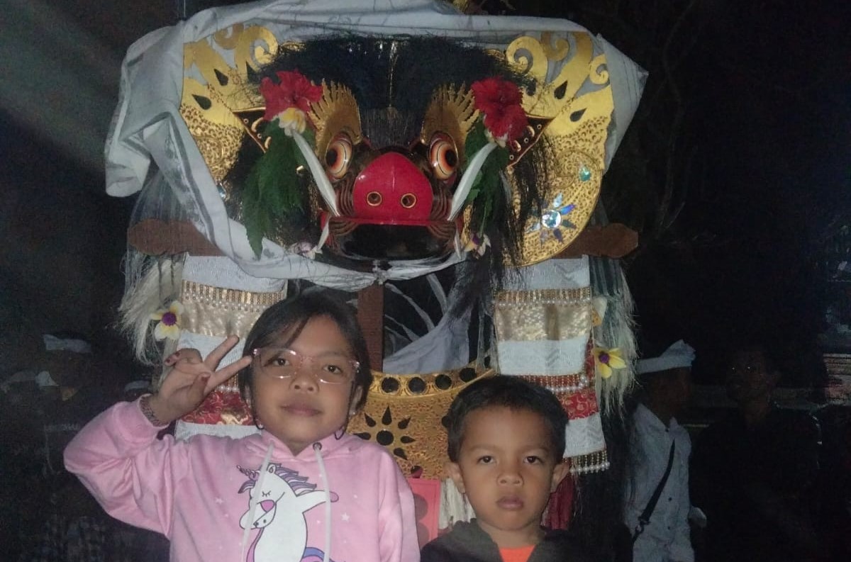 Dua orang anak-anak berfose depan barong bangkung yang ada di Kabupaten Tabanan, Bali.