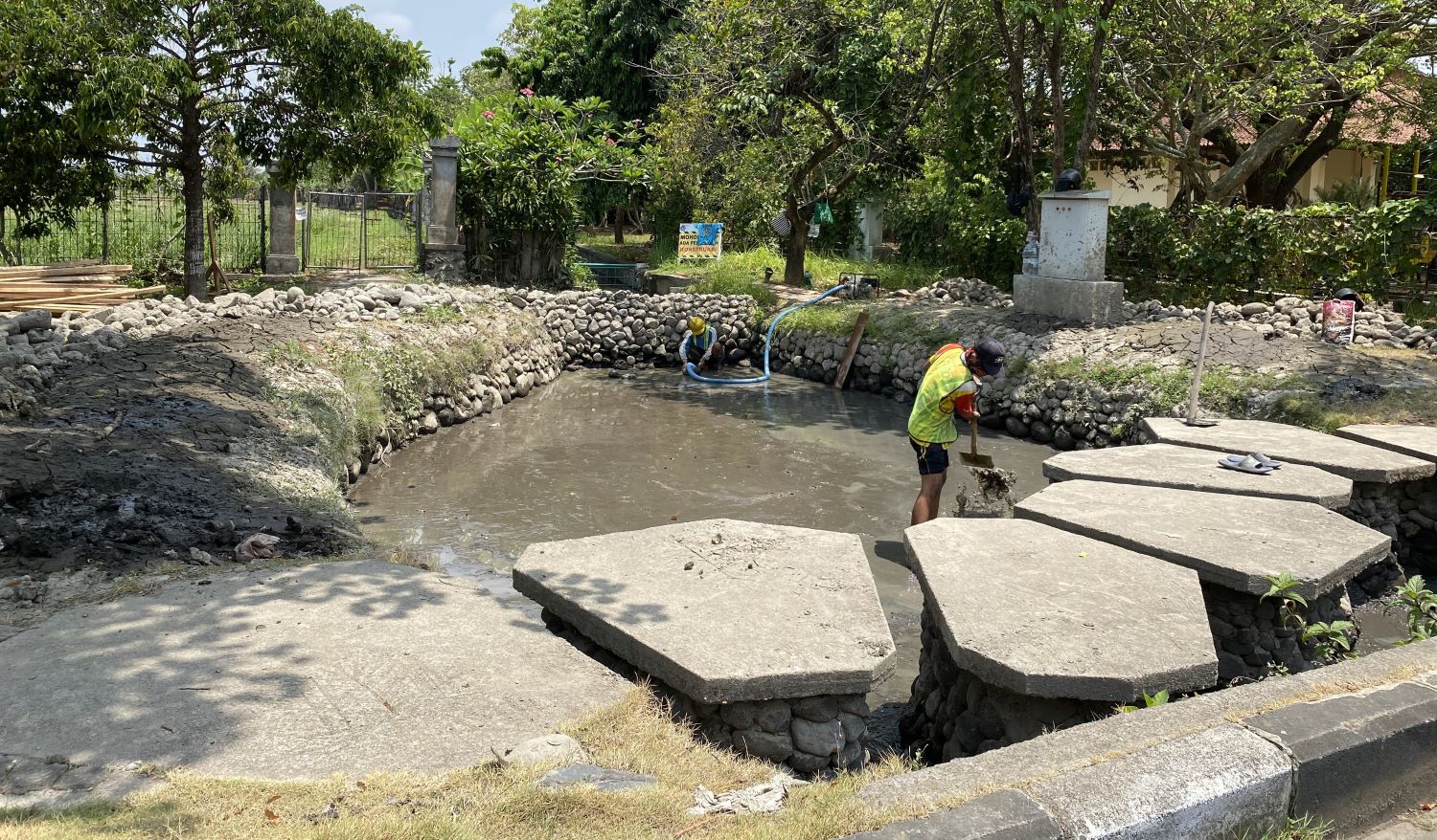 Proses pembersihan untuk mempercantik sungai buatan di Puspem Kebupaten Badung, Bali Jumat, 17 November 2023.