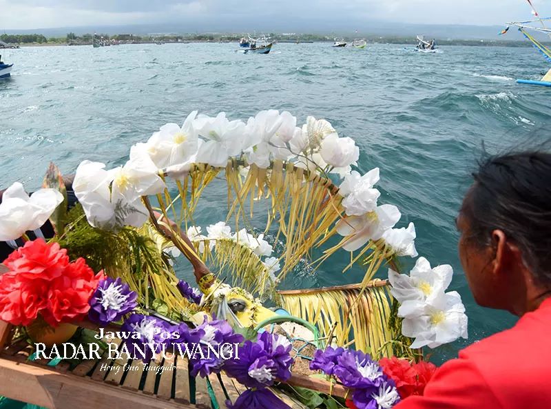 Warga Kampung Mandar, Banyuwangi menggelar acara petik laut dengan melarung kepala sapi di Selat Bali.
