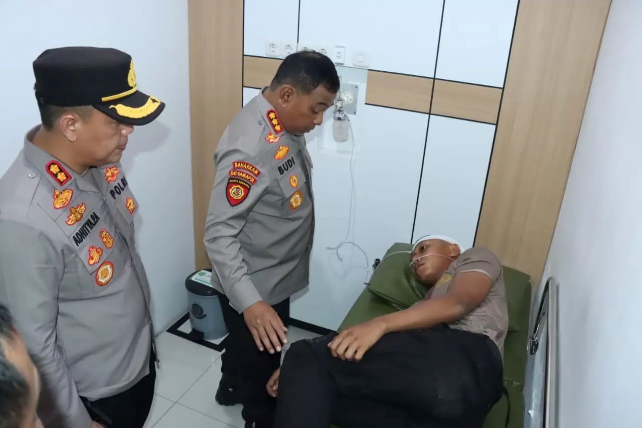Dirsabhara Polda Jawa Timur Kombespol Budi menyambangi salah seorang anggota polisi korban ricuh.