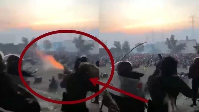 Polisi menembakkan gas air mata untuk meredam kerusuhan antar supporter di Stadion Gelora Joko Samudro, Gresik, Minggu (19/11).